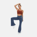 STRETCHIGE DENIM-HOSE MIT HOHER TAILLE UND ÜBERKREUZTEN SCHLAGHOSEN