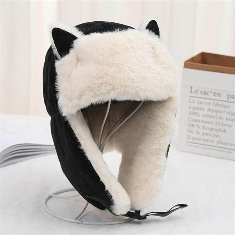 Cappello russo con orecchie di gatto