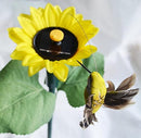 Solarer tanzender Kolibri mit Sonnenblume