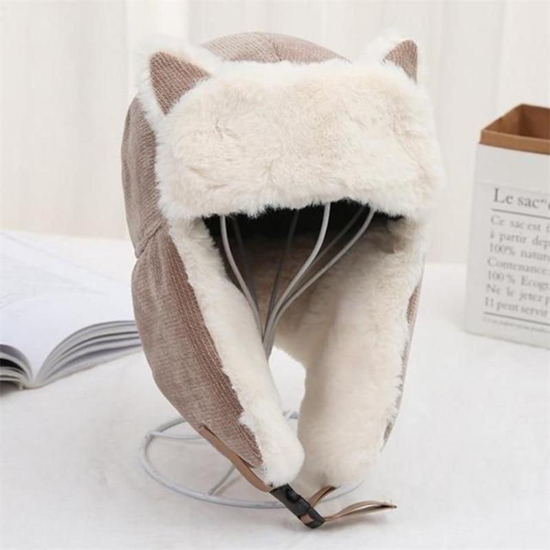 Cappello russo con orecchie di gatto